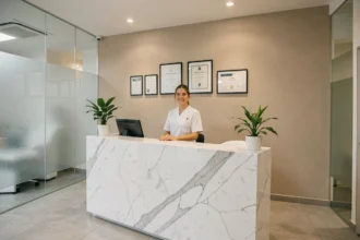 Réception d'une clinique de chirurgie esthétique moderne à Lyon, avec comptoir en marbre blanc et atmosphère professionnelle soignée